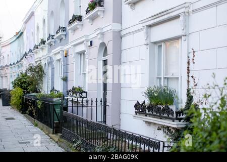 Case a schiera colorate dipinte in stile vittoriano su una strada di Londra (Kentish Town) Foto Stock