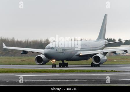 Militare Royal Air Force Airbus A330 all'aeroporto di Prestwick, Ayrshire, Scozia, Regno Unito Foto Stock