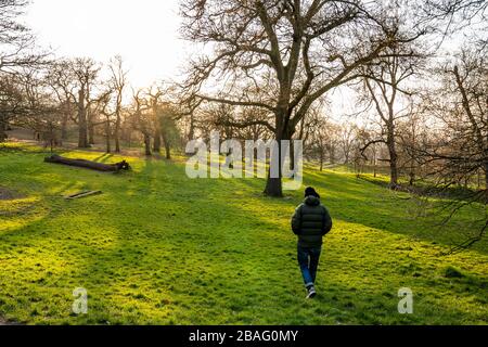 A meta' degli anni '40, a piedi per uomini attraverso il Greenwich Park. Foto Stock