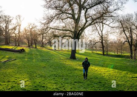 A meta' degli anni '40, a piedi per uomini attraverso il Greenwich Park. Foto Stock