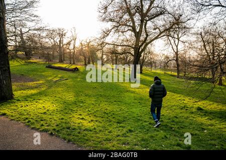 A meta' degli anni '40, a piedi per uomini attraverso il Greenwich Park. Foto Stock