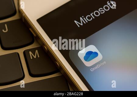 L'icona dell'app mobile Microsoft OneDrive viene visualizzata su uno smartphone. OneDrive è la soluzione di servizio di archiviazione cloud personale di Microsoft per l'hosting di file. Foto Stock