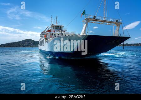 Sardegna; Italia; traghetto auto nel porto della maddalena Foto Stock
