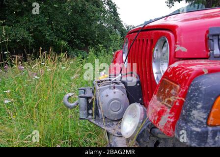 Auto anteriore di una rossa fuoristrada in natura, verricello attrezzato Foto Stock