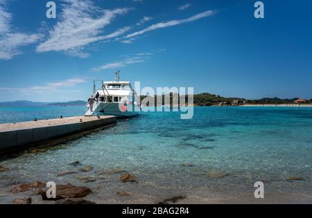 Piccolo tour dell'isola in motoscafo in Sardegna Foto Stock