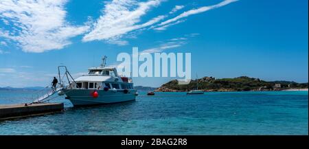 Piccolo tour dell'isola in motoscafo in Sardegna Foto Stock