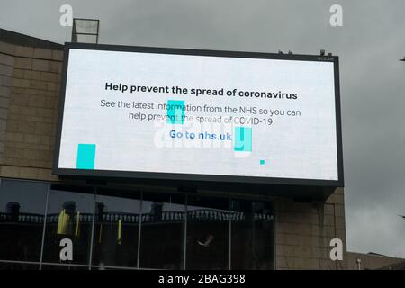 Glasgow, Regno Unito. 27 marzo 2020. Nella foto: Avvisi di informazioni sulla pubblica sicurezza che consigliano al pubblico informazioni su Coronavirus. Viste del centro di Glasgow che mostrano strade vuote, negozi chiusi e stazioni ferroviarie vuote durante quella che normalmente sarebbe una scena di strada trafficata con negozi e persone che lavorano all'interno della città. La Pandemia di Coronavirus ha costretto il governo britannico ad ordinare la chiusura di tutte le principali città del Regno Unito e a far sì che la gente rimanga a casa. Credit: Colin Fisher/Alamy Live News Foto Stock