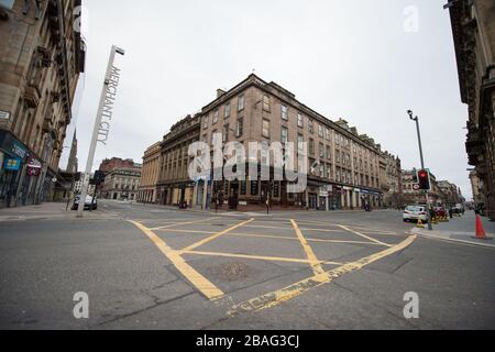 Glasgow, Regno Unito. 27 marzo 2020. Nella foto: Vista del centro di Glasgow che mostra strade vuote, negozi chiusi e stazioni ferroviarie vuote durante quella che normalmente sarebbe una strada trafficata con negozi e persone che lavorano all'interno della città. La Pandemia di Coronavirus ha costretto il governo britannico ad ordinare la chiusura di tutte le principali città del Regno Unito e a far sì che la gente rimanga a casa. Credit: Colin Fisher/Alamy Live News Foto Stock