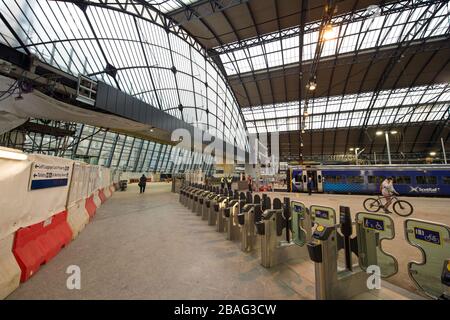 Glasgow, Regno Unito. 27 marzo 2020. Nella foto: La stazione di Queen Street nel centro di Glasgow durante ‘ora di punta' è ora come una città fantasma. Viste del centro di Glasgow che mostrano strade vuote, negozi chiusi e stazioni ferroviarie vuote durante quella che normalmente sarebbe una scena di strada trafficata con negozi e persone che lavorano all'interno della città. La Pandemia di Coronavirus ha costretto il governo britannico ad ordinare la chiusura di tutte le principali città del Regno Unito e a far sì che la gente rimanga a casa. Credit: Colin Fisher/Alamy Live News Foto Stock