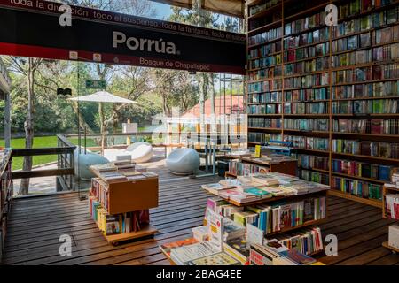 Città del Messico, 16 FEBBRAIO 2017 - Vista interna della bellissima Libreria Porrua Chapultepec Foto Stock