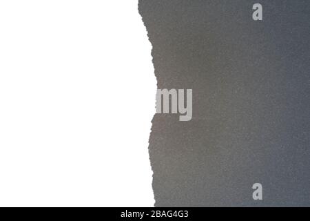 Carta bianca a metà strappata con sfondo nero Foto Stock