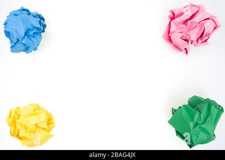 Palla di carta sbriciolata, sfera di colore diverso negli angoli. Idea di concetto Foto Stock