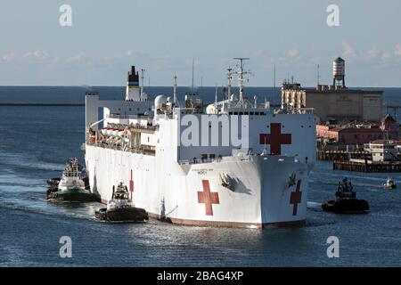 Los Angeles, Stati Uniti. 27 marzo 2020. La nave USNS Mercy dell'ospedale militare statunitense Sealift Command schierata per assistere nella COVID-19, la risposta di coronavirus arriva nel porto di Los Angeles il 27 marzo 2020 a Los Angeles, California. Credit: Alexa M. Hernandez/US Marines/Alamy Live News Foto Stock