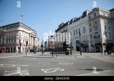 Londra, Regno Unito. 27 marzo 2020. Le strade del centro di Londra sono quasi vuote dopo che il primo Ministro Boris Johnson ha imposto un blocco nazionale dal Coronavirus Pandemic, che si diffonde rapidamente, a Londra Venerdì 27 marzo 2020. Il primo ministro Boris Johnson ha annunciato oggi di essere autoisolato dopo aver testato positivamente il coronavirus. Foto di Hugo Philpott/UPI Credit: UPI/Alamy Live News Foto Stock