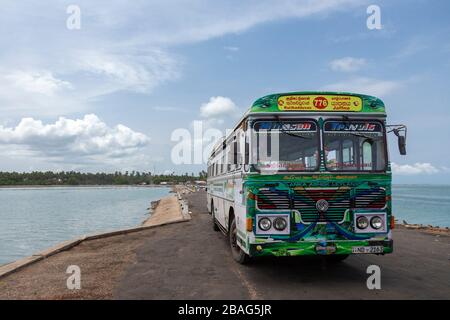 Autobus locale su un ponte di terra a Jaffna, Sri Lanka Foto Stock