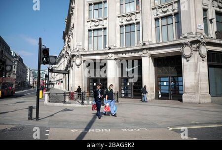 Londra, Regno Unito. 27 marzo 2020. Le strade del centro di Londra sono quasi vuote dopo che il primo Ministro Boris Johnson ha imposto un blocco nazionale dal Coronavirus Pandemic, che si diffonde rapidamente, a Londra Venerdì 27 marzo 2020. Il primo ministro Boris Johnson ha annunciato oggi di essere autoisolato dopo aver testato positivamente il coronavirus. Foto di Hugo Philpott/UPI Credit: UPI/Alamy Live News Foto Stock