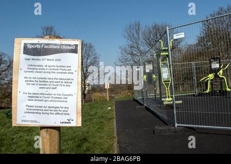 Londra, Regno Unito: Marzo 17th 2020: Impianti sportivi chiuso segno in Lambeth a causa di Covid-19 coronavirus Foto Stock