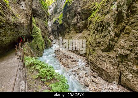 Escursionisti che camminano lungo il Partnachklamm a Garmisch Partenkirchen, Baviera, Germania Foto Stock