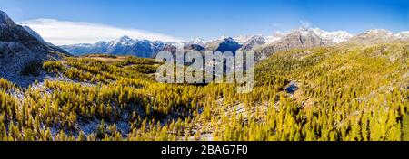 Valmalenco (IT) - antenna autunnale panoramica dall'Alpe Prabello Foto Stock