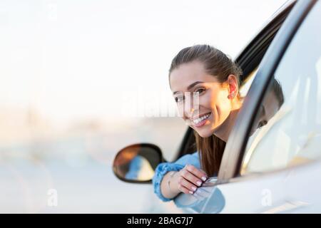 Giovane donna che viaggia in auto Foto Stock