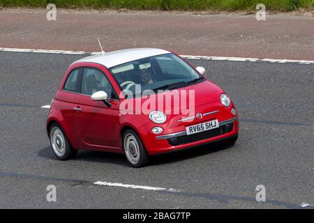 2015 FIAT 500 VINTAGE 57 ROSSO; traffico veicolare, veicoli in movimento, guida di veicoli, strade, motori, motorizzazione sull'autostrada M6 Foto Stock