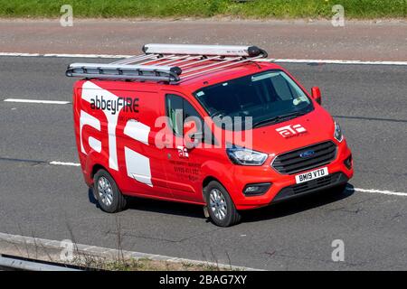 2019 Ford Transit Custom 300 L2 Diesel Fwd 2.0 EcoBlue 130ps Low Roof Limited furgone; limitato; AbbeyFire traffico veicolare, veicoli in movimento, guida di veicoli, strade, motori, motorizzazione sulla autostrada M6 Foto Stock