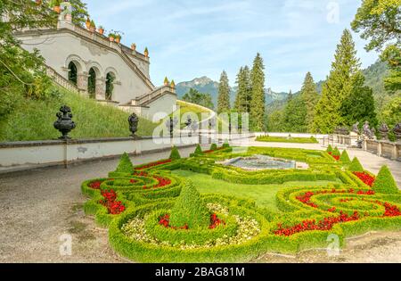 Terrazza Giardino al parterre d'acqua nel parco del castello di Linderhof, Ettal, Baviera, Germania Foto Stock