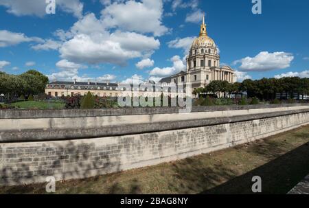 Residenza Nazionale degli Invalidi con la Chiesa di Les Invalides a Parigi, Francia Foto Stock