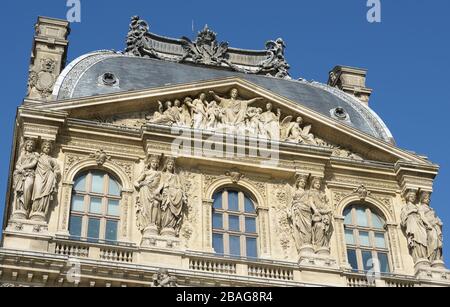 Dettagli di Pavillon Richelieu, Louvre, Parigi, Francia. Frontone: Napoleone 1er dominante l’Histoire et les Arts di Antoine Barye e Pierre Simart. Foto Stock