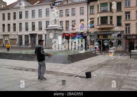 Gand/Belgio - 10 ottobre 2019: Uomo che fa gente bolle di sapone nella piazza centrale di Gand, la capitale della provincia delle Fiandre Orientali in Belgio. Foto Stock