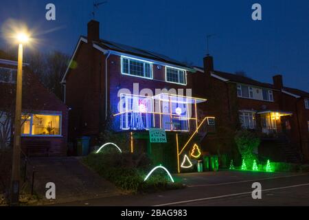 Stourport, Worcestershire, Regno Unito. 27 marzo 2020. Le luci di Natale in una città nel Worcestershire sono state messe su una casa per portare un po 'di coraggio nove mesi prima. L'avvocato Nick Wright vuole portare una certa felicità ai suoi vicini nei giorni cupi del blocco di Coronavirus. Credit: Peter Lopeman/Alamy Live News Foto Stock