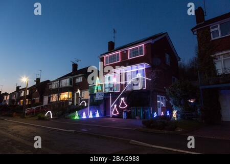 Stourport, Worcestershire, Regno Unito. 27 marzo 2020. Le luci di Natale in una città nel Worcestershire sono state messe su una casa per portare un po 'di coraggio nove mesi prima. L'avvocato Nick Wright vuole portare una certa felicità ai suoi vicini nei giorni cupi del blocco di Coronavirus. Credit: Peter Lopeman/Alamy Live News Foto Stock