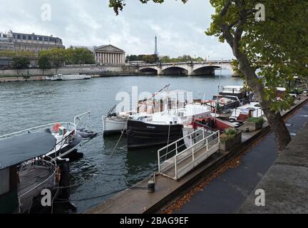 Il fiume Senna a Parigi, Francia. Vista da Quai des Tuileries a Palais de Bourbon e Pont de la Concorde Foto Stock