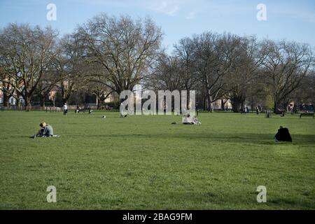 Hackney, Londra marzo 2020 durante la pandemia di Covid-19 (Coronavirus). Le persone nei campi di Londra praticano la distanza sociale. Foto Stock