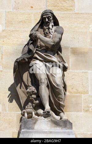 'Winter' - una delle statue 'Four Seasons' al Hôtel de Soubise, Parigi, Francia Foto Stock