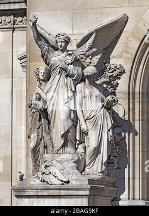 Gruppo scultoreo 'Poetry' di Francois Jouffroy. Palais Garnier, Parigi, Francia Foto Stock