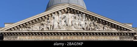 La Patria coronando le virtù eroiche e civiche. Frontone del Pantheon a Parigi, di David d'Angers Foto Stock