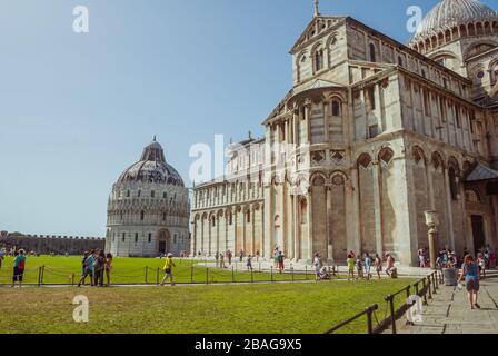 Cattedrale di nostra Signora dell'Assunzione di Pisa, in una bella estate e giornata di sole. Su Piazza dei Miracoli, antico monumento romano Foto Stock