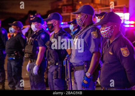 Città del Capo, Sudafrica. 27 marzo 2020. CITTÀ DEL CAPO, SUD AFRICA - Venerdì 27 Marzo 2020: I membri del Servizio di polizia sudafricano nel Somerset West e gli agenti dell'applicazione della legge della Città del Capo, sono informati prima di creare blocchi stradali per assicurarsi che i veicoli non essenziali non sono sulla strada. Il Presidente del Sudafrica, Cyril Ramaphosa, ha dichiarato un blocco nazionale di 21 giorni per combattere il virus COVID-19, che si diffonde rapidamente, o Coronavirus. Il pubblico è tenuto a rimanere a casa durante questo periodo. Credit: Roger Sedres/Alamy Live News Foto Stock