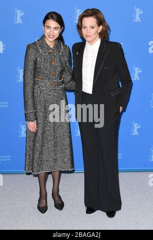 Sigourney Weaver e Margaret Qualley partecipano a una fotocall per l'anno My Salinger durante il 70esimo Festival del Film di Berlino in Germania. © Paul Treadway Foto Stock