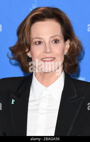 Sigourney Weaver partecipa a una fotocall per il My Salinger Year durante il 70° Festival del Cinema di Berlino, Grand Hyatt Berlin a Berlino, Germania. © Paul Treadway Foto Stock