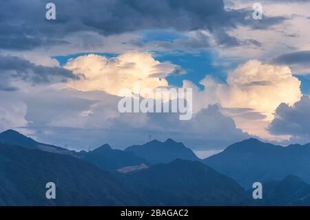 La città di Lishui nella contea di Yunhe con le montagne sullo sfondo nella provincia di Zhuang cina. Foto Stock