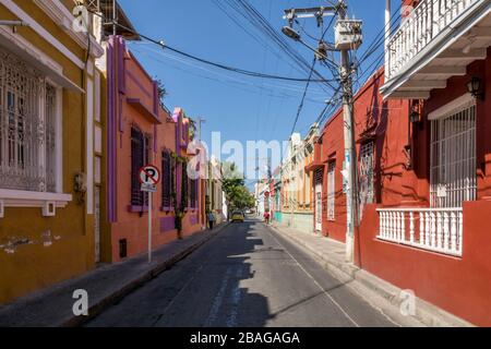 Santa Marta-Magdalena-Colombia, 16. Gennaio 2020: Strade della città vecchia di Santa Marta, città caraibica, Colombia Foto Stock
