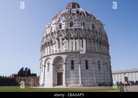 Battistero di San Giovanni di Pisa. Su piazza del Duomo, accanto alla Cattedrale di nostra Signora dell'Assunzione. Battistero di San Giovanni, romano e Goth Foto Stock