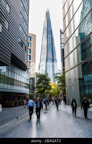 Londra, Regno Unito - 8 ottobre 2018: Persone che camminano lungo più London Riverside in un giorno d'autunno Foto Stock