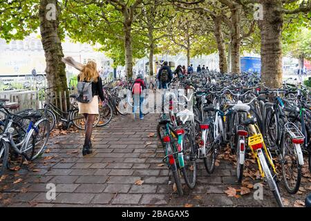Gand/Belgio - 10 ottobre 2019: Parcheggio per biciclette di fronte alla stazione ferroviaria Gent-Sint-Pieters. Foto Stock