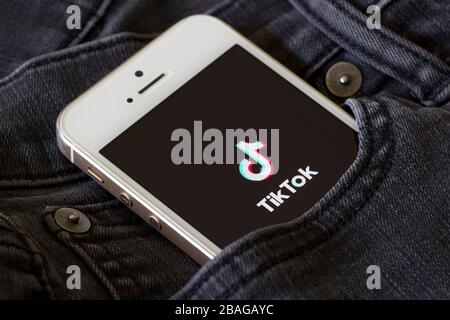 La schermata di benvenuto dell'app mobile TikTok viene visualizzata su uno smartphone. TikTok è un servizio di social networking cinese di condivisione video di proprietà di ByteDance. Foto Stock