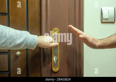 Il genitore fa segno di arresto al bambino che vuole uscire Foto Stock