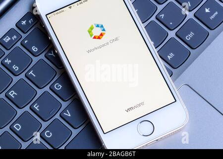 L'interfaccia di benvenuto dell'app mobile VMware Workspace ONE è visibile su uno smartphone. VMware Workspace ONE è una piattaforma di gestione aziendale basata su cloud. Foto Stock