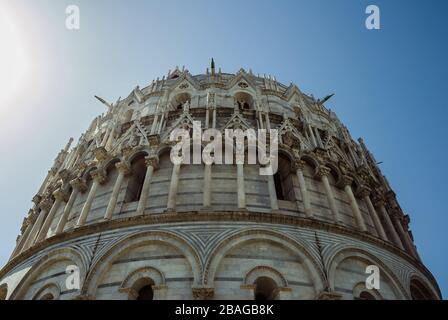 Battistero di San Giovanni di Pisa. Su piazza del Duomo, accanto alla Cattedrale di nostra Signora dell'Assunzione. Battistero di San Giovanni, romano e Goth Foto Stock